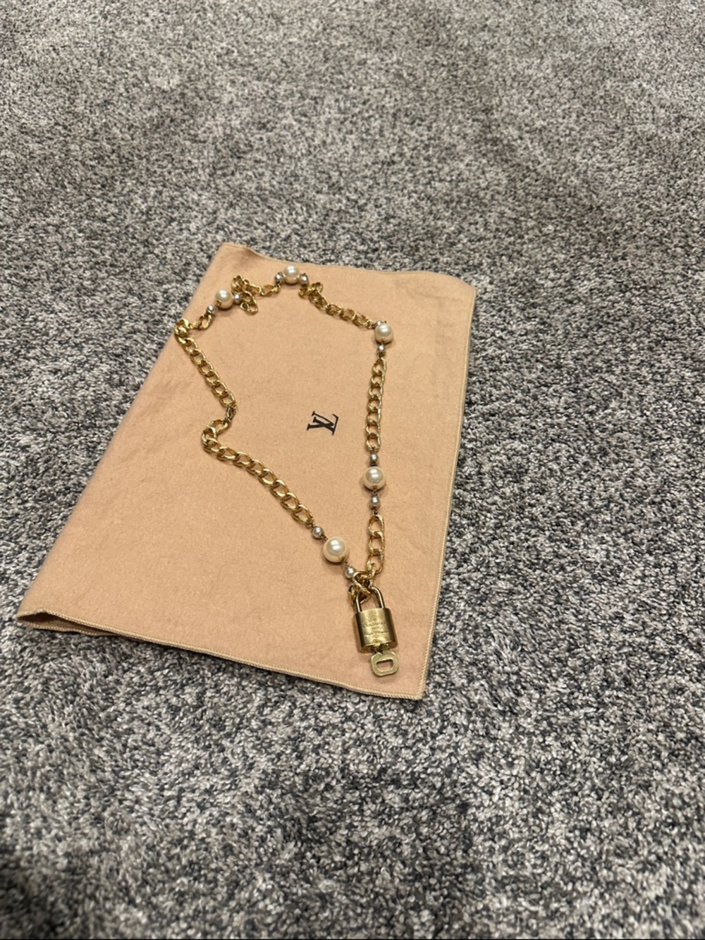 Vintage Gold and Faux Pearl chain Necklace with LV lock and key - Picture 2 of 6